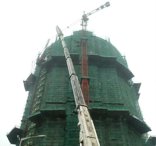 夹江吊车在工地上作业